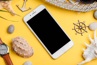 Sarı arka planda plaj hatıraları arasında cep telefonu