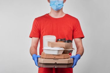 Adam büyük miktarda sipariş edilmiş yiyecek ve kahve getirdi.