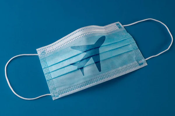 Хірургічна маска для обличчя з принтом літака на синьому фоні — стокове фото
