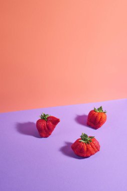 Taze çilek menekşe ve kırmızı iki renkli arkaplan