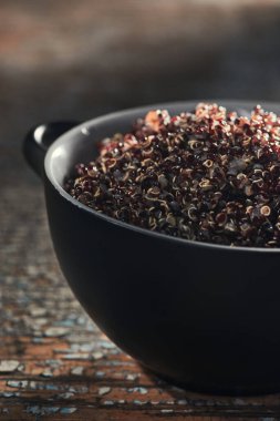 Bir kase sulu kinoa ve lahanayla dolu.