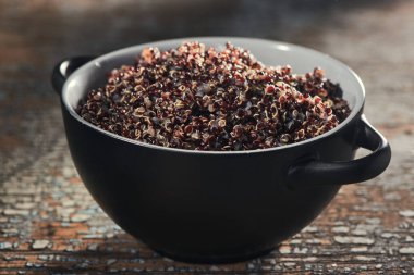 Kırsal ahşap masada lahanalı bir kase ıslanmış kinoa.