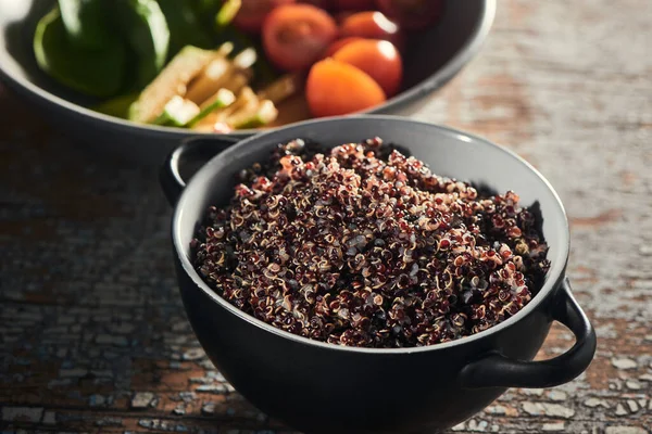 Närbild på en skål med blöt quinoa med groddar — Stockfoto