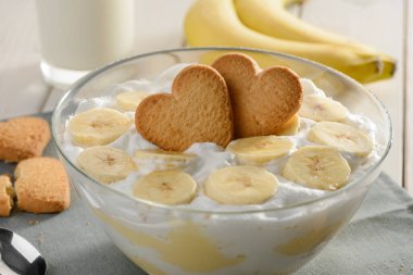 Kalp kurabiyeleri muzlu kremalı tatlının üstünde