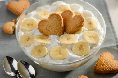 Kalp şeklinde kurabiyeli muzlu kremalı puding. Taze meyveli sütlü tatlı.