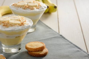 Kremalı tatlı ve ahşap masada kurabiyeler.