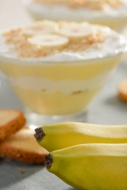 İki taze muza yaklaştık. Lezzetli tatlı için ana malzeme.