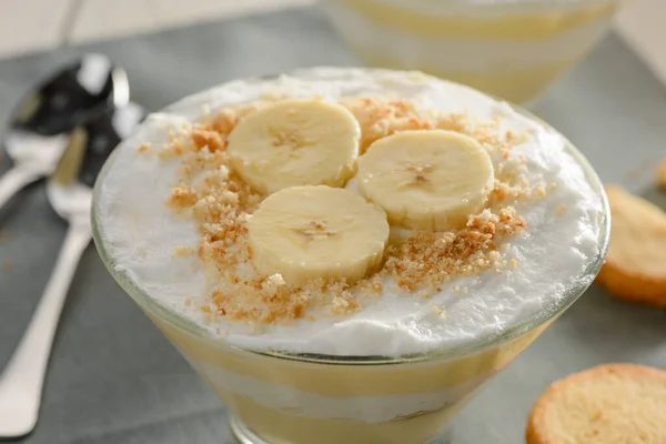 Penutup pada puding krim pisang. Potongan pisang dan remah-remah kue — Stok Foto
