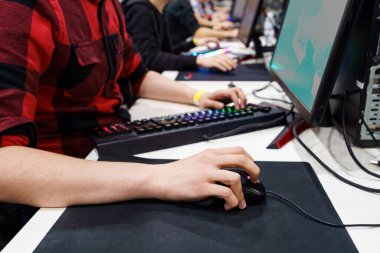 Oyuncu orta kısımda oyun oynuyor. eSports konsepti