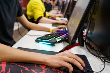 Video oyunu oynayan genç bir adam. eSport yarışması