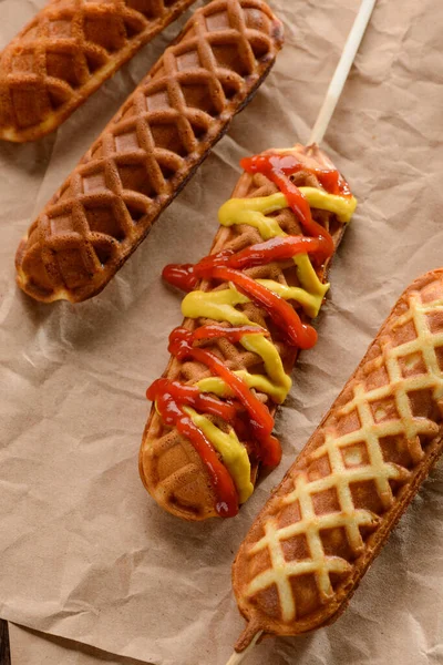 Waffelhunde mit Senf und Ketchup-Spritzern — Stockfoto