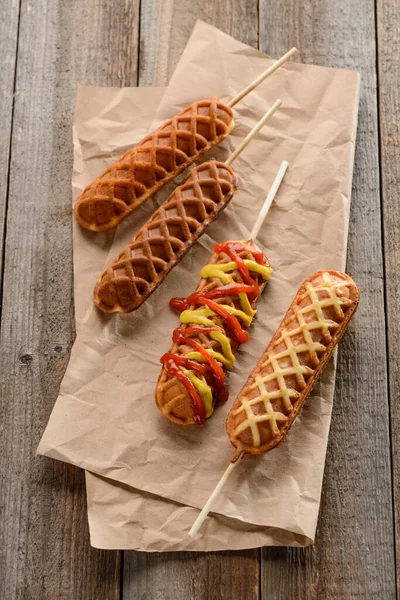 Waffelmais-Hunde auf Packpapier — Stockfoto