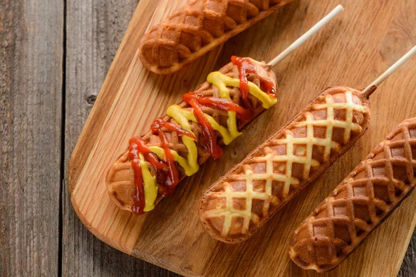 Vers gekookte maishonden met mosterd en ketchup — Stockfoto