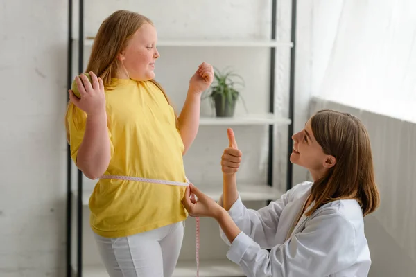 Ernährungswissenschaftlerin gratuliert ihrer jungen Patientin mit gutem Ergebnis — Stockfoto