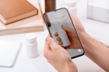 Adam spreyi tanımlamak için telefon uygulaması kullanıyor.