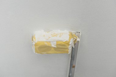 Duvar boyası sırasında çift güç soketi maske bandıyla kaplıydı.