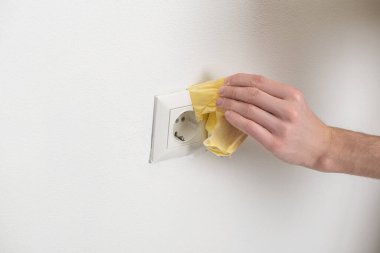 Duvarı boyadıktan sonra koli bandını çıkarıyorum.