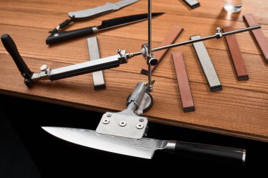 Elle bileme makinesine monte edilmiş muhteşem bir Japon bıçağı.