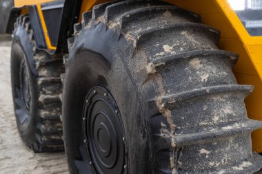 Bir off-road aracının büyük lastiklerine yakın çekim