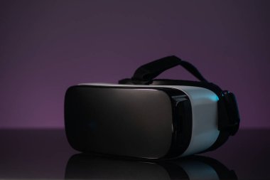 Siyah menekşe arkaplan üzerine beyaz VR kulaklık