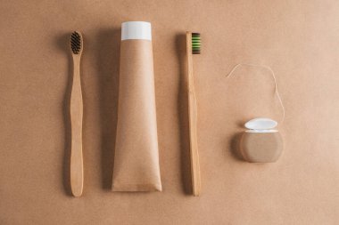 Tahta diş fırçaları, organik diş macunu ve el işi kağıdında diş ipi.
