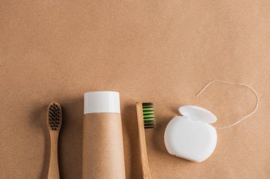 Bambu diş fırçaları, diş macunu ve diş ipinin üst görüntüsü