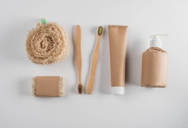 Lifli sünger, el yapımı sabun, tahta diş fırçası, diş macunu ve jöle.