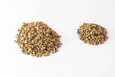 Beyaz arkaplanda iki yığın altın külçenin üst görünümü