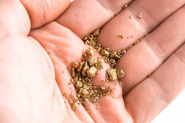 Närbild på liten mängd guldmynt i herrarnas hand — Stockfoto