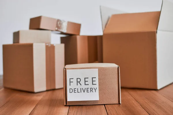 Small cardboard box with free delivery label — Stock Photo, Image