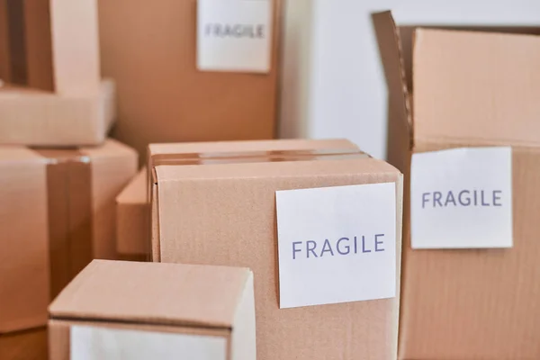 Cardboard boxes of different sizes with fragile labels — Stock Photo, Image