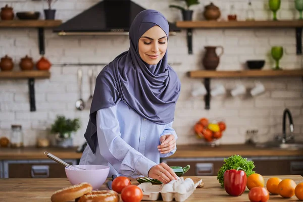 Ama de casa musulmana cocinar una comida en la cocina —  Fotos de Stock