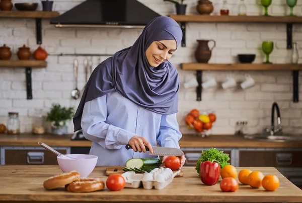 Mujer árabe cortando verduras para su deliciosa comida —  Fotos de Stock