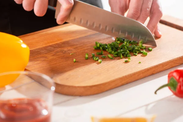 Närbild på en hand skära grön paprika med en santoku kniv — Stockfoto