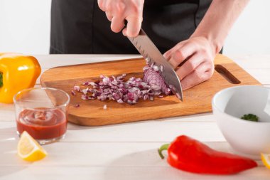 Şefin ellerine yaklaş Santoku bıçağıyla soğan doğra
