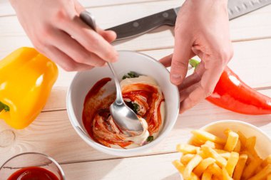 Kasede malzemeleri karıştıran bir elin üst görüntüsü