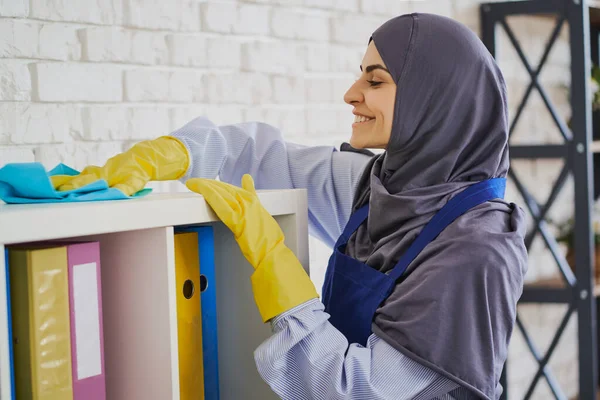 Arab nő élvezi, hogy egy iroda tiszta — Stock Fotó