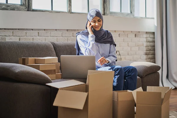 Pretty Muslim woman talking on the phone at her office — Stock Photo, Image