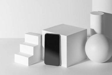 Kopya alanı ile beyaz 3d kağıt şekilleri arasında boş ekran ile cep telefonu