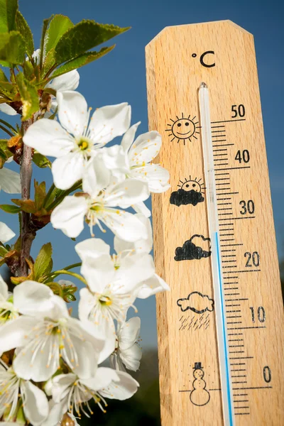 Hermoso día de primavera de calor en el termómetro —  Fotos de Stock