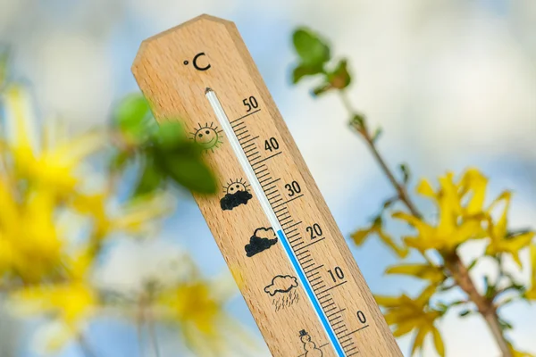 Belo dia de primavera de calor no termômetro — Fotografia de Stock