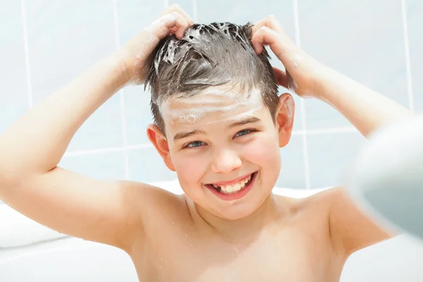 Crianças em tubo de banho lavar o cabelo — Fotografia de Stock