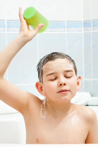 Kinder in Badewanne beim Haarewaschen — Stockfoto