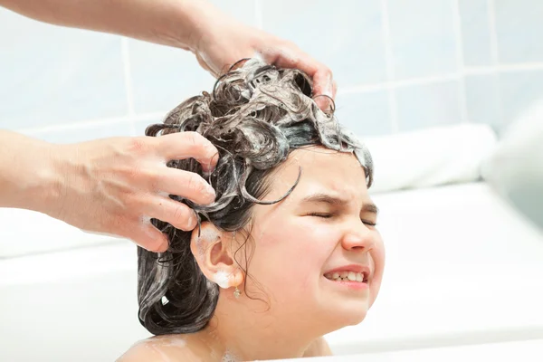 Niños en baño lavado de cabello — Foto de Stock