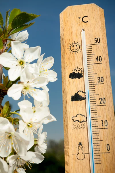 Hermoso día de primavera de calor en el termómetro —  Fotos de Stock