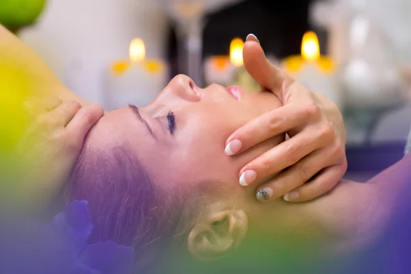 Schöne junge Frau bekommt Wellness-Massage — Stockfoto