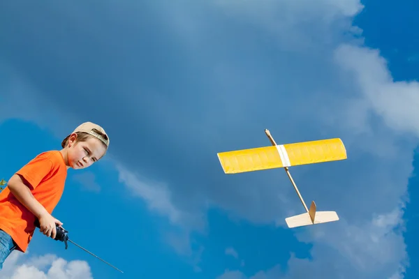 Menino brincando com brinquedo de avião RC artesanal — Fotografia de Stock