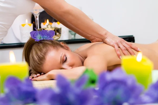 Schöne junge Frau bekommt Wellness-Massage — Stockfoto