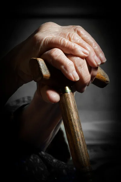 Gehstock in der Hand einer Seniorin — Stockfoto