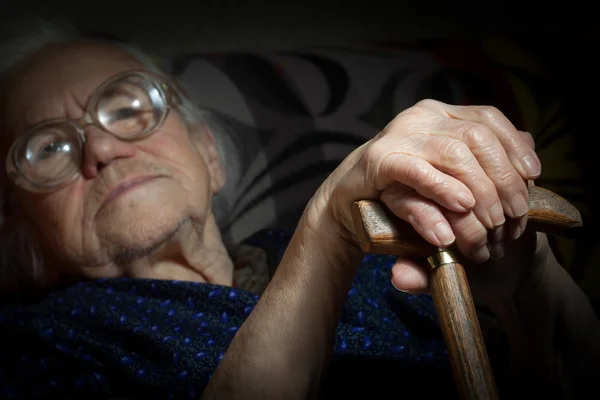 Portret van een senior dame rustend op de wandelstok — Stockfoto
